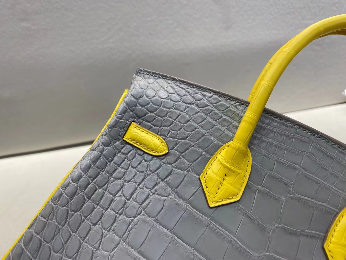 Hermès（爱马仕）birkin 铂金包 雾面鳄鱼 80 珍珠灰+M9金盏花黄 美洲方块皮 顶级品质 银扣 25cm