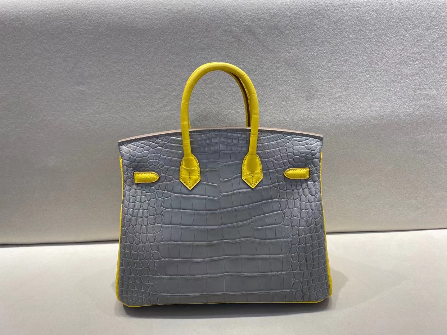 Hermès（爱马仕）birkin 铂金包 雾面鳄鱼 80 珍珠灰+M9金盏花黄 美洲方块皮 顶级品质 银扣 25cm