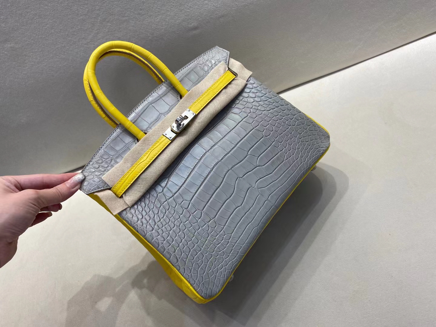 Hermès（爱马仕）birkin 铂金包 雾面鳄鱼 80 珍珠灰+M9金盏花黄 美洲方块皮 顶级品质 银扣 25cm