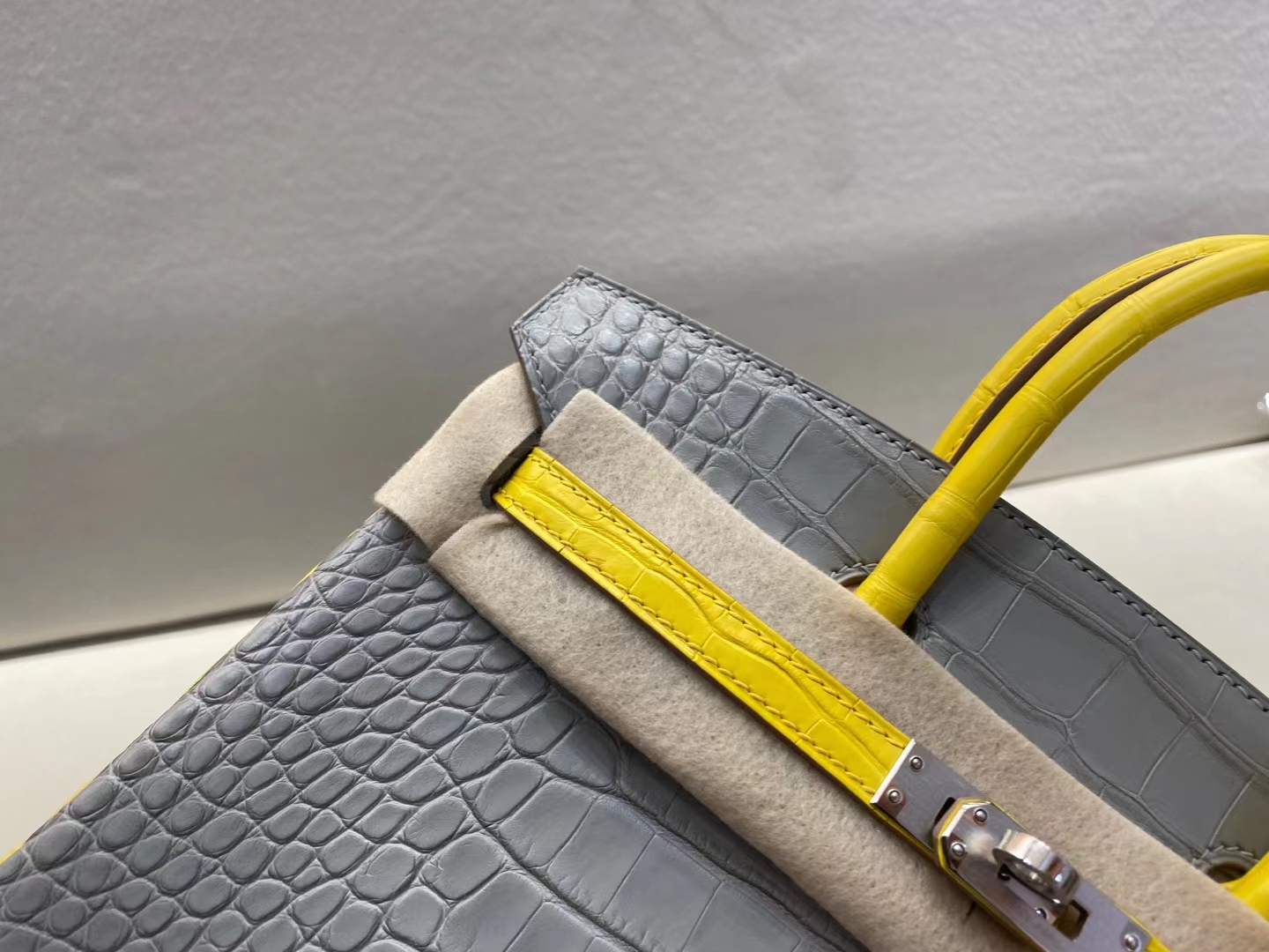 Hermès（爱马仕）birkin 铂金包 雾面鳄鱼 80 珍珠灰+M9金盏花黄 美洲方块皮 顶级品质 银扣 25cm