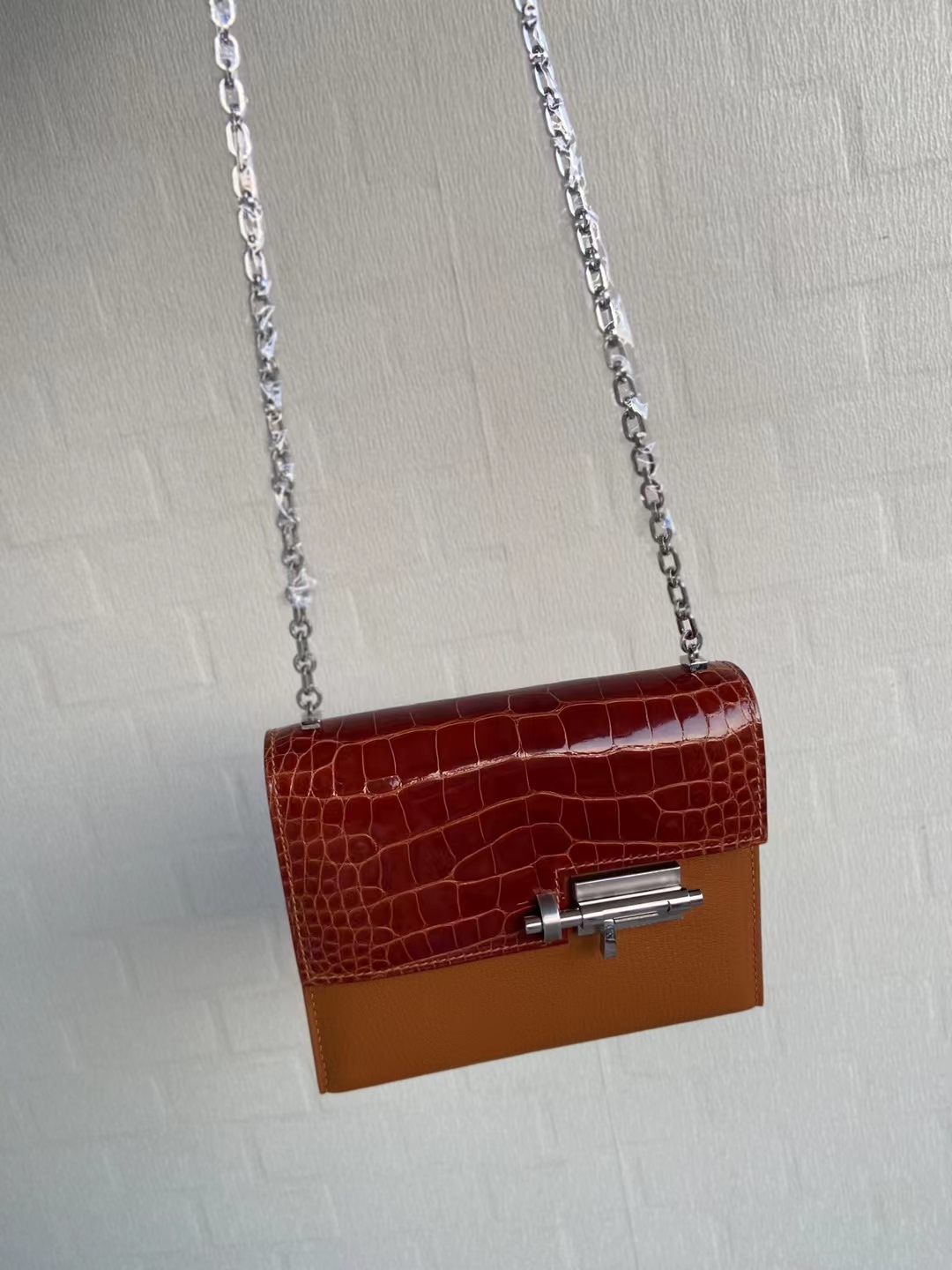 Hermès（爱马仕）Verrou 手枪包 山羊皮+鳄鱼 蜜桃棕 银扣 17cm 顶级纯手工