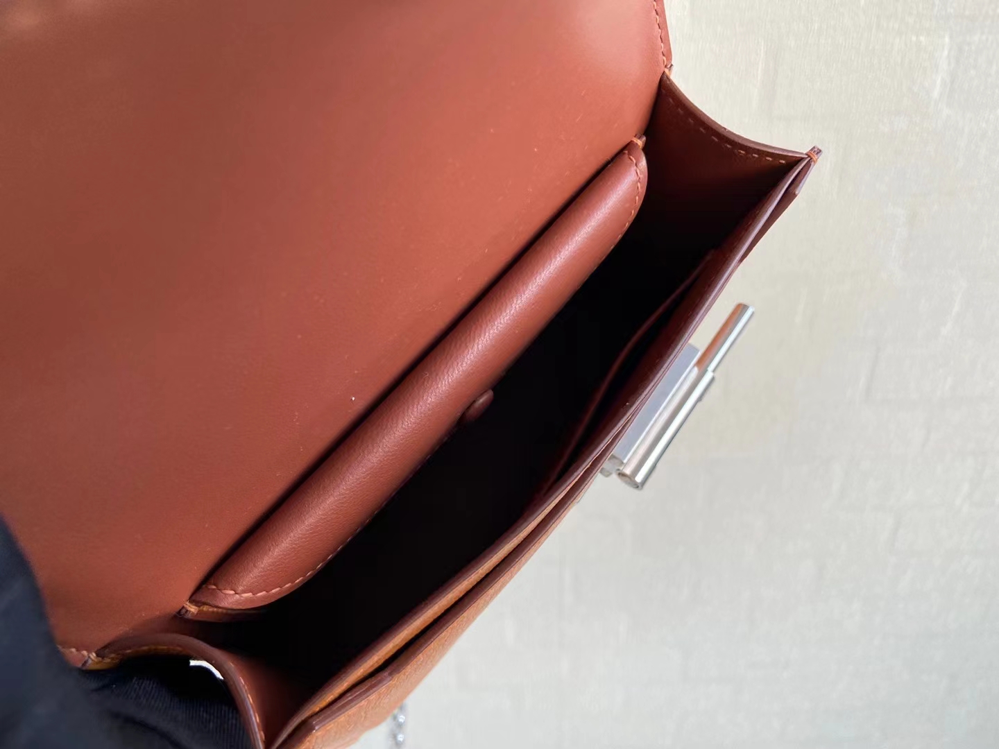 Hermès（爱马仕）Verrou 手枪包 山羊皮+鳄鱼 蜜桃棕 银扣 17cm 顶级纯手工