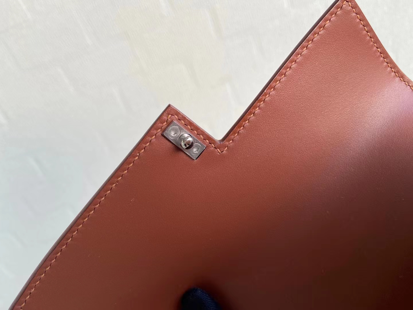 Hermès（爱马仕）Verrou 手枪包 山羊皮+鳄鱼 蜜桃棕 银扣 17cm 顶级纯手工